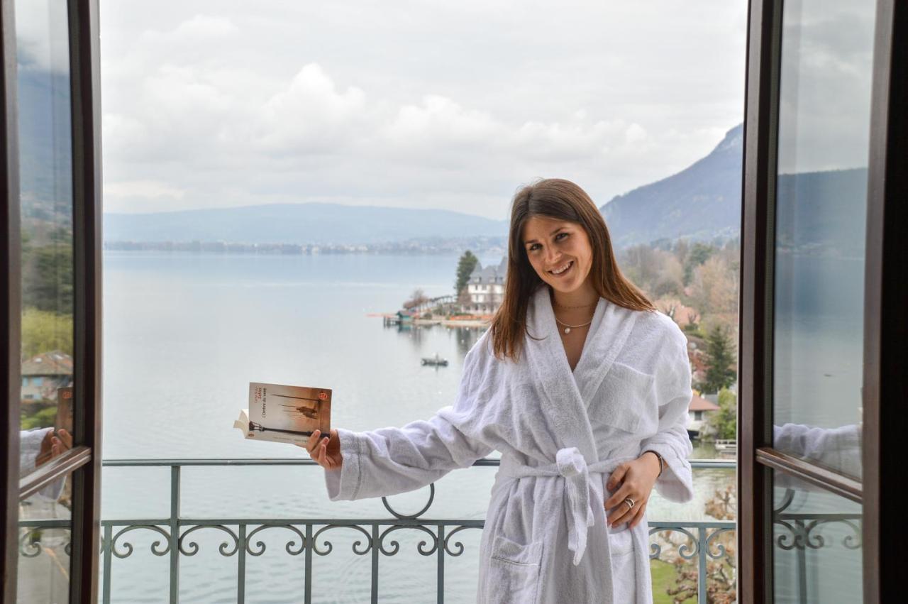 Le Palace De Menthon Exterior photo A woman wearing a bathrobe