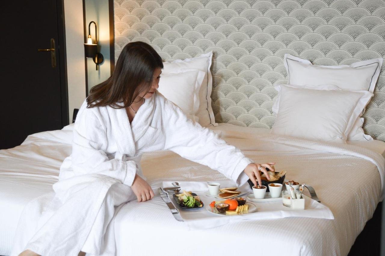 Le Palace De Menthon Exterior photo Room service
