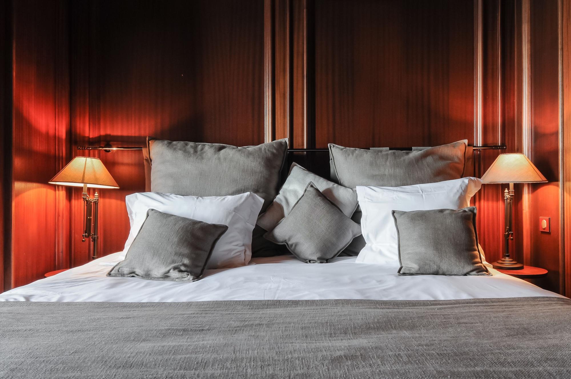 Le Palace De Menthon Exterior photo A bed with cushions