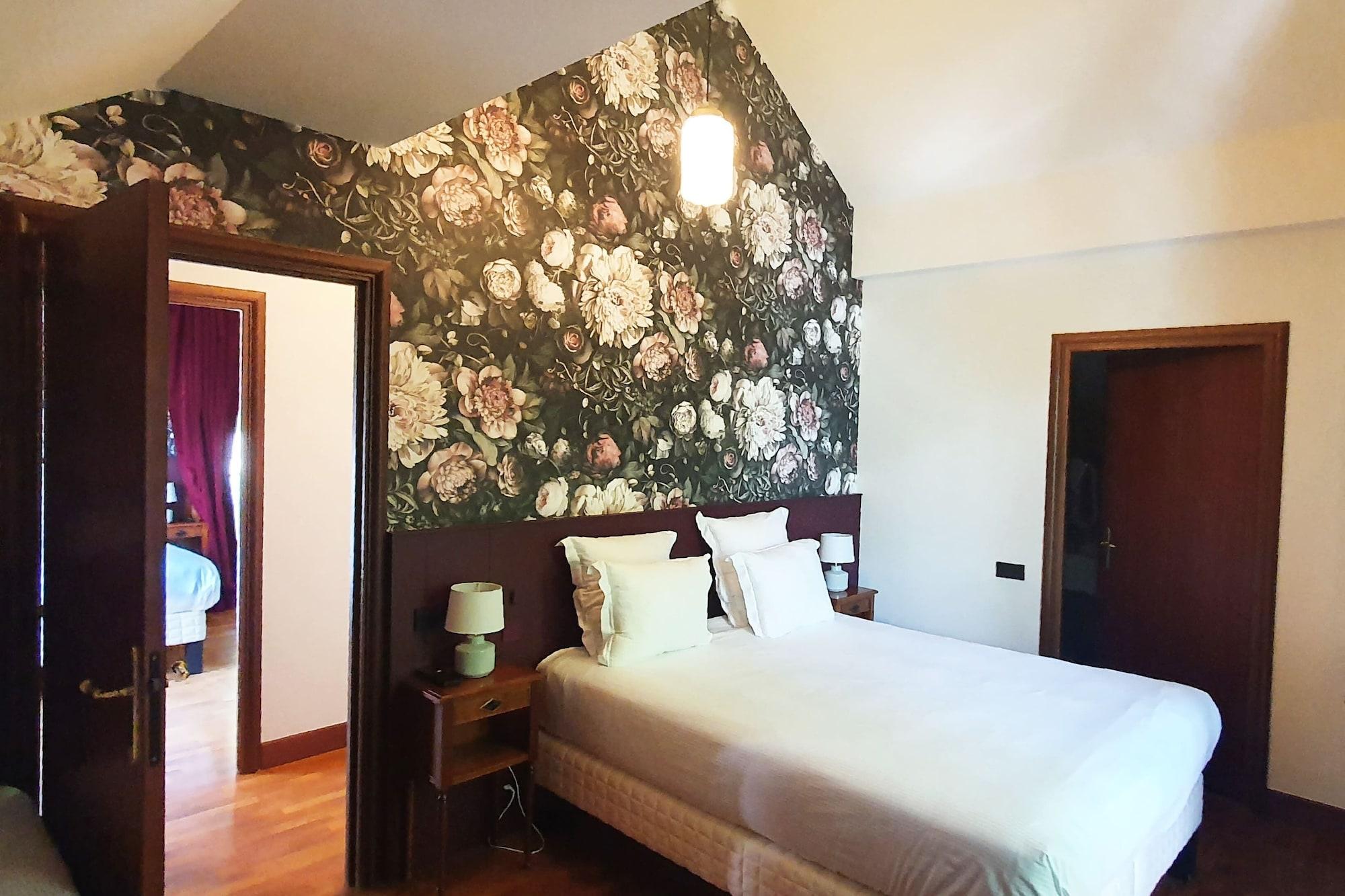 Le Palace De Menthon Exterior photo A bedroom at the hotel