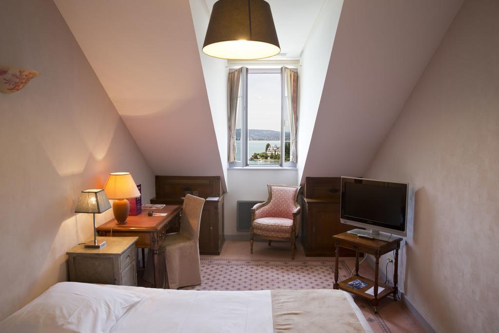 Le Palace De Menthon Exterior photo A room at the hotel