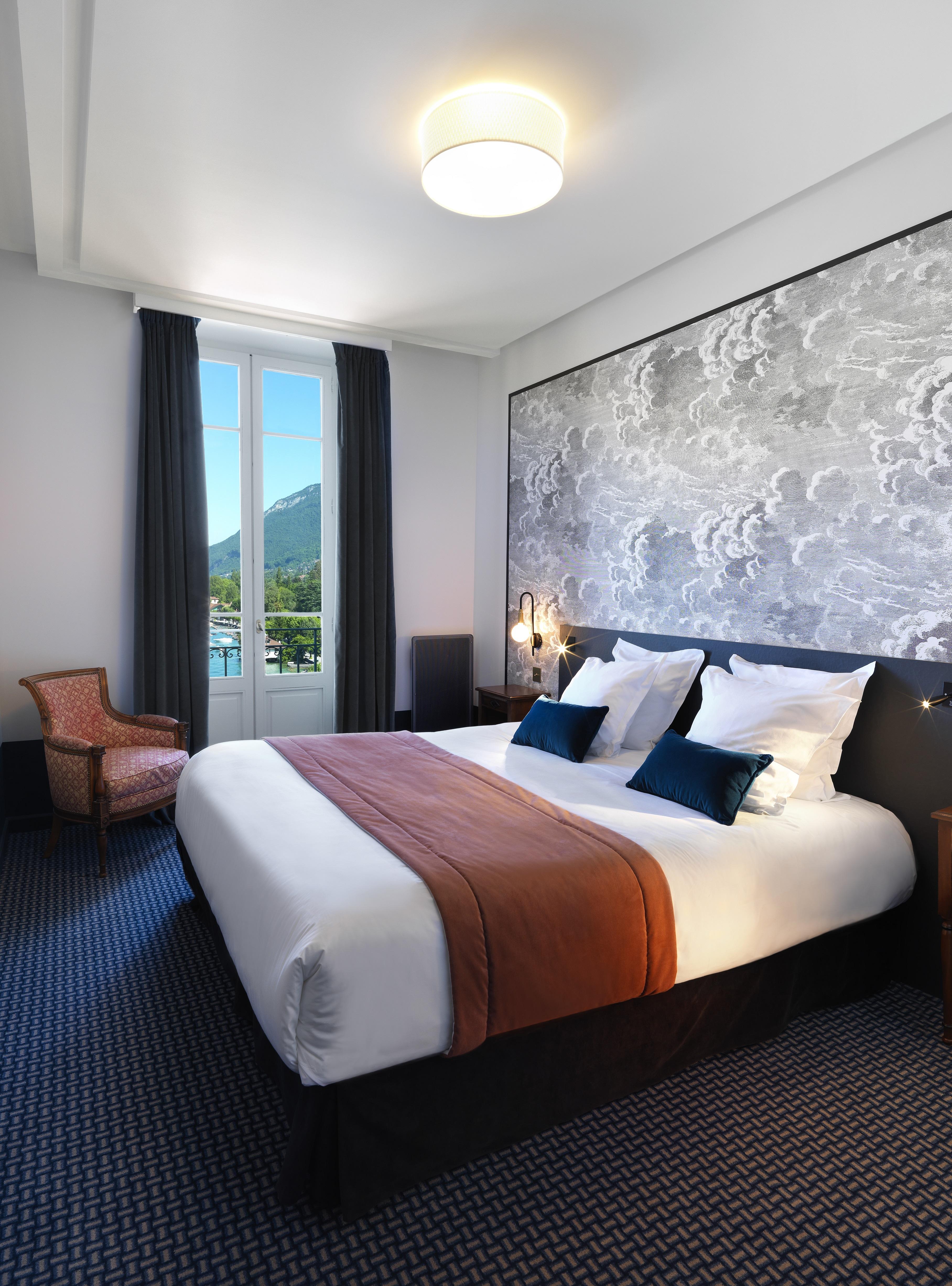 Le Palace De Menthon Exterior photo A room at the hotel