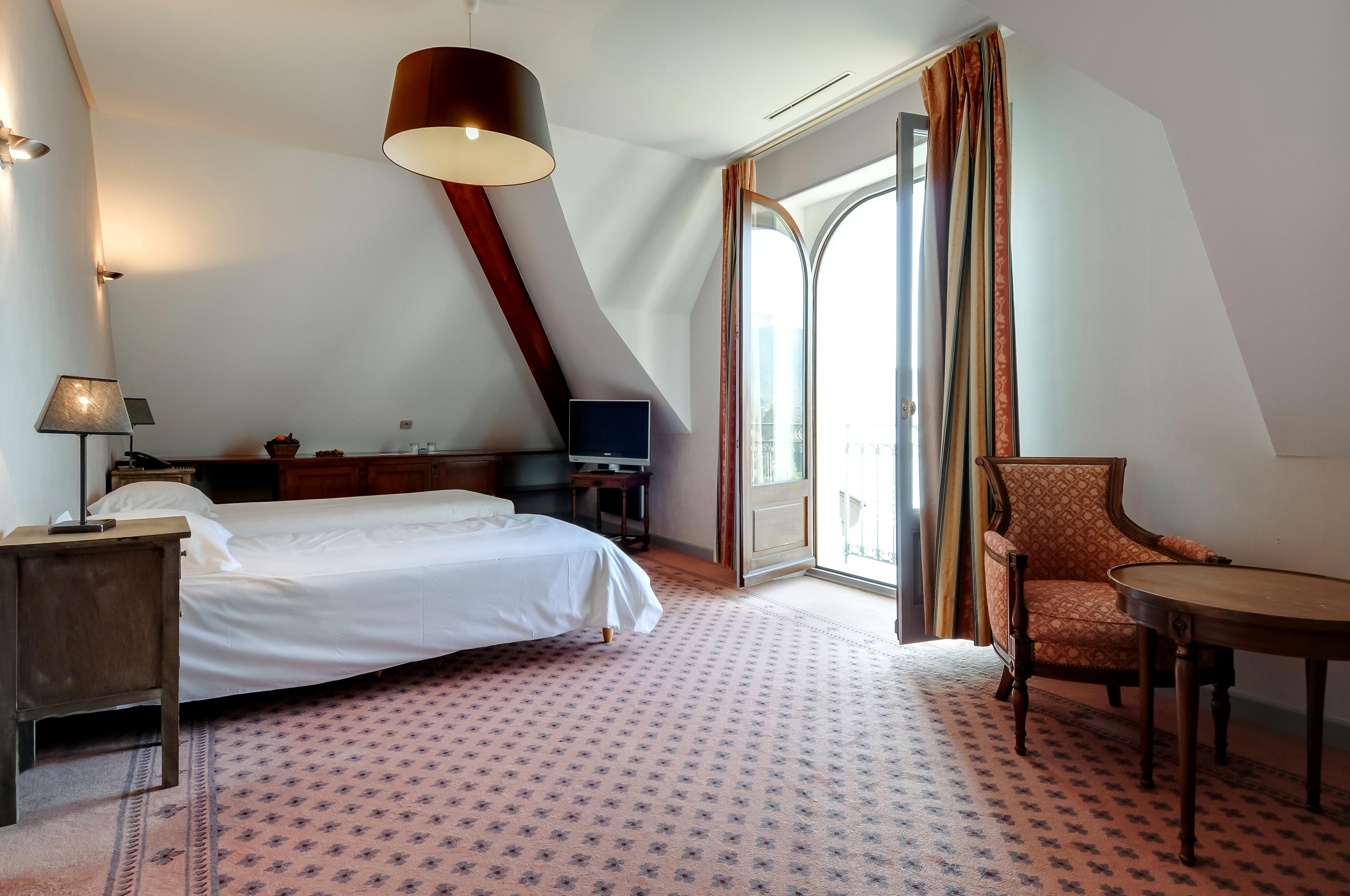 Le Palace De Menthon Exterior photo A room at the hotel