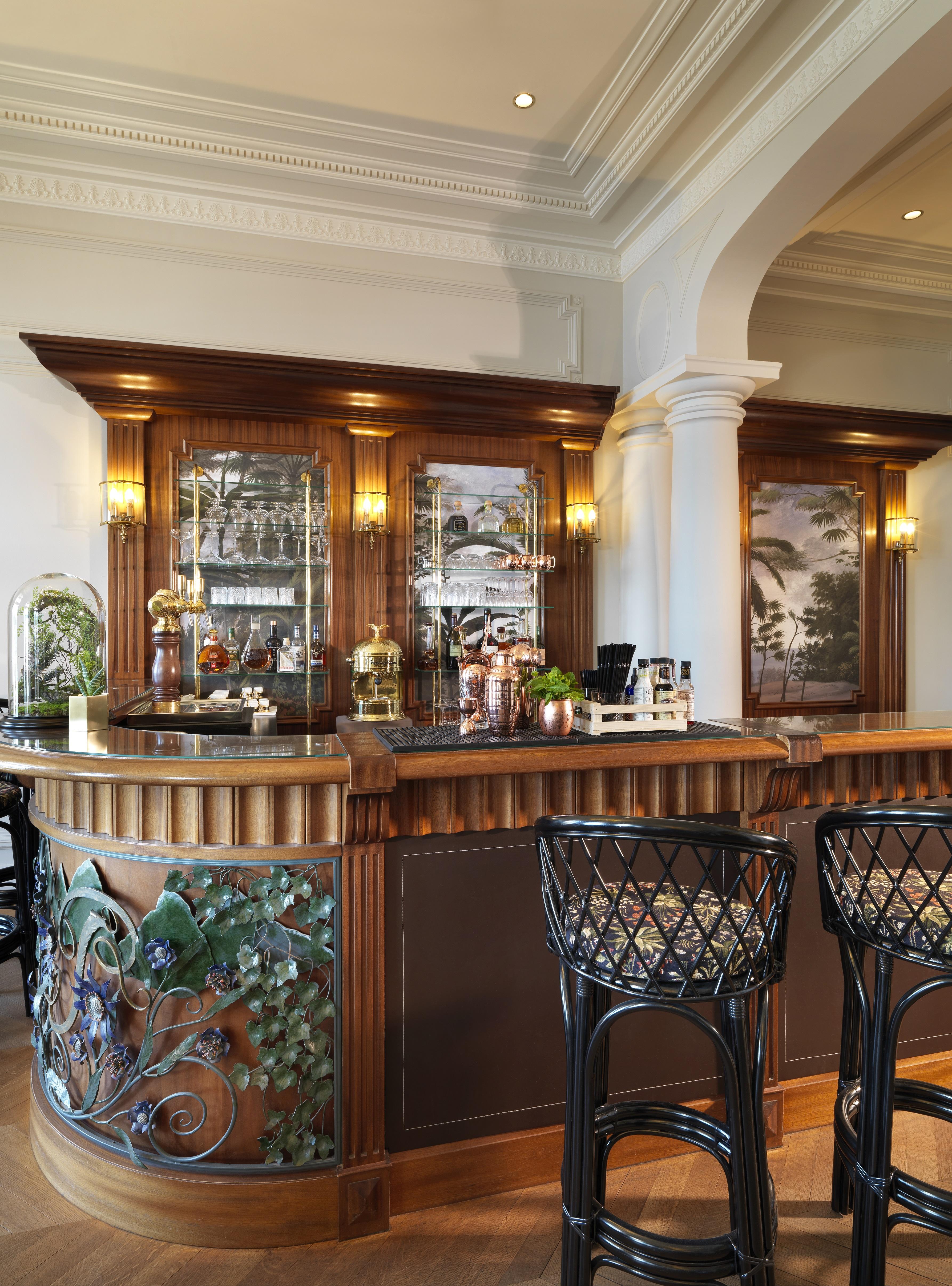 Le Palace De Menthon Exterior photo The bar at the hotel