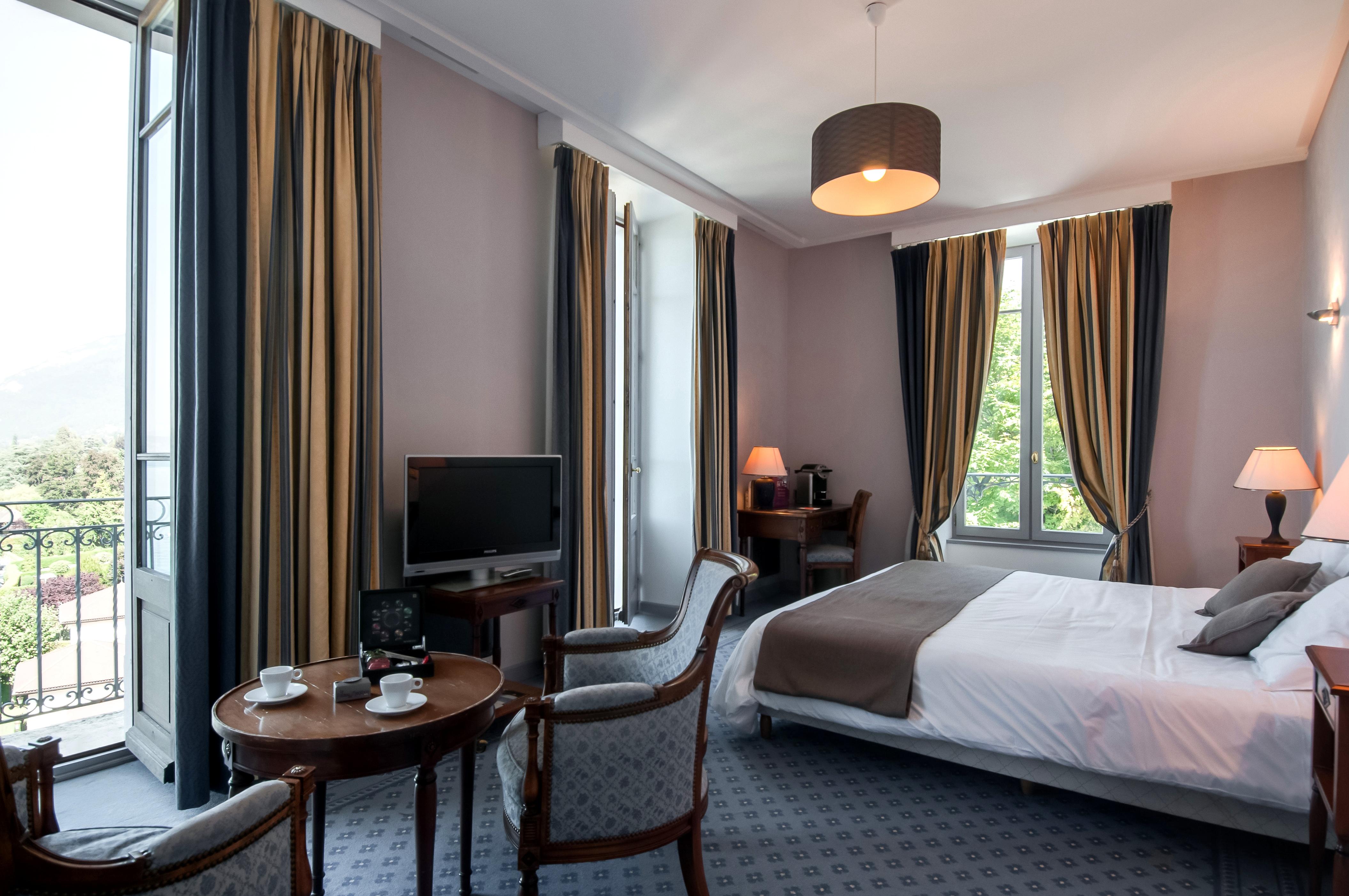 Le Palace De Menthon Exterior photo A room at the hotel