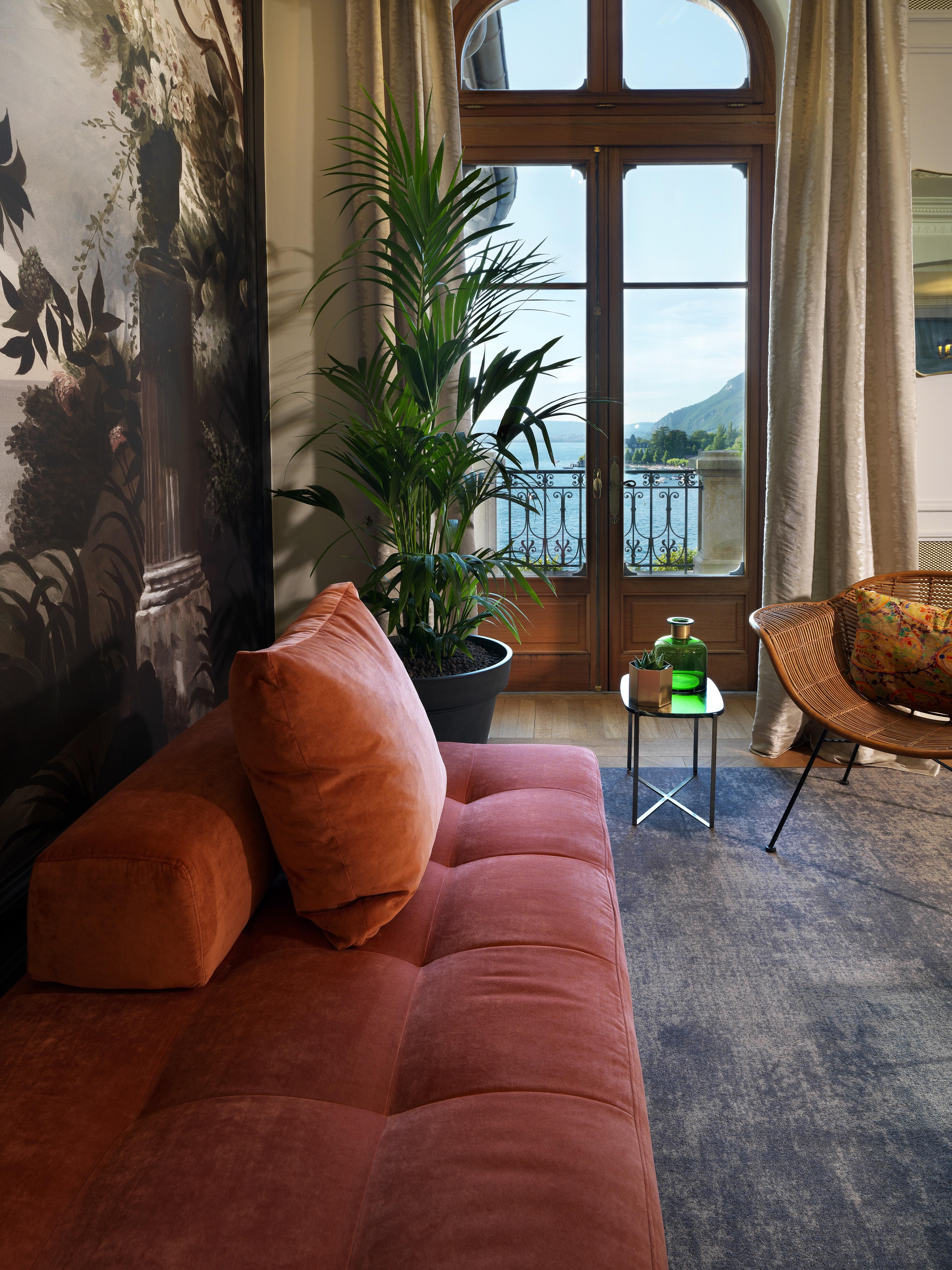 Le Palace De Menthon Exterior photo A living room with a view of the sea