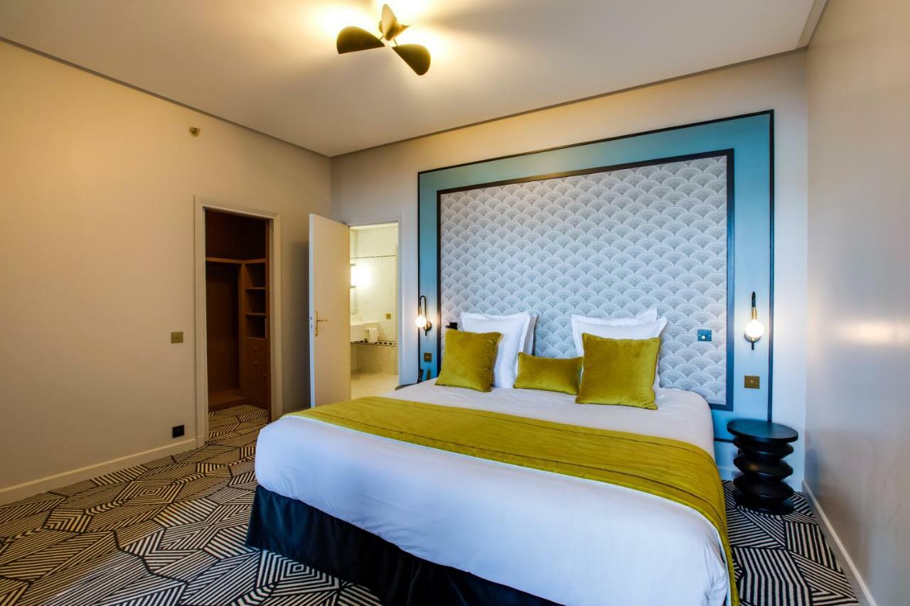 Le Palace De Menthon Exterior photo A bedroom at the hotel