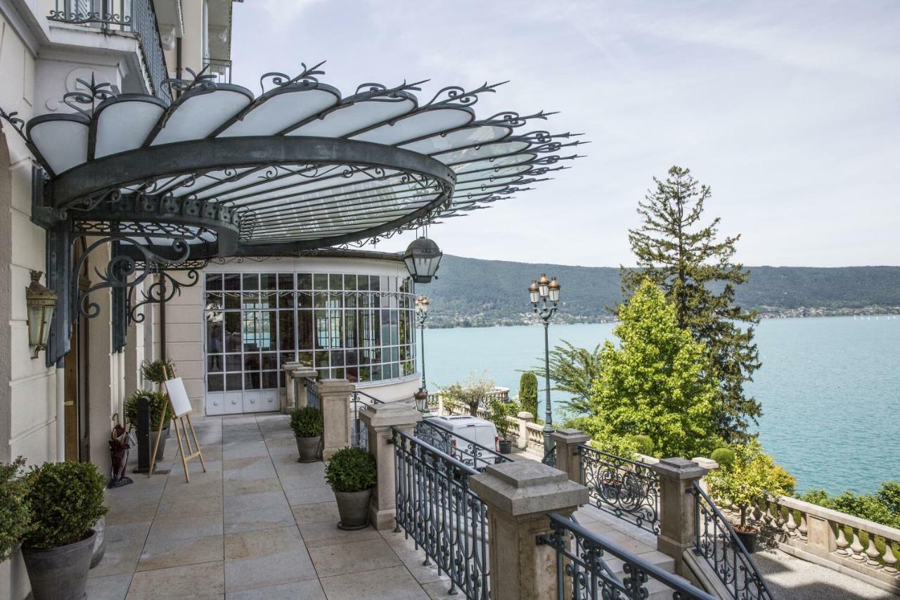Le Palace De Menthon Exterior photo The hotel's entrance