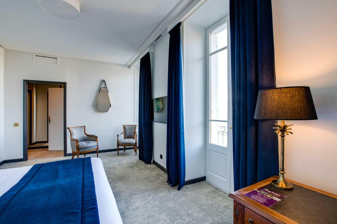 Le Palace De Menthon Exterior photo A room at the hotel