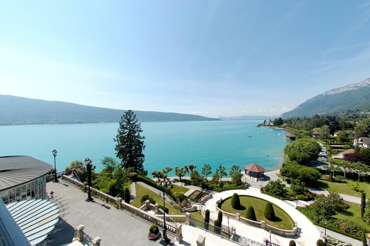 Le Palace De Menthon Exterior photo View of the lake from the town